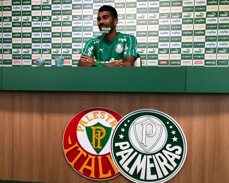 Thiago Santos durante entrevista coletiva nesta sexta-feira, na Academia de Futebol (Foto: Thiago Ferri)