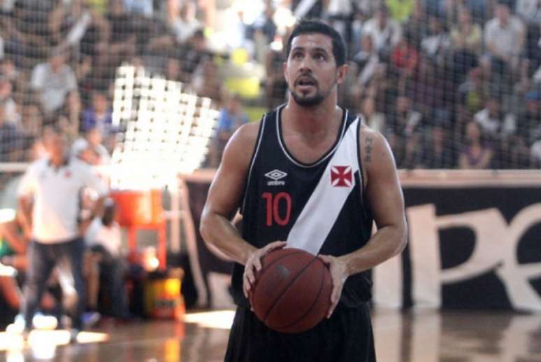 Damian Palacios na época que defendia o time de basquete do Vasco. Confira a seguir outras imagens na galeria do LANCE!