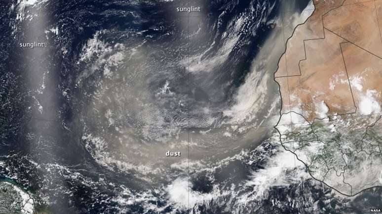 Imagens de satélite mostram com clareza a nuvem de poeira cruzando o Atlântico em direção ao continente americano