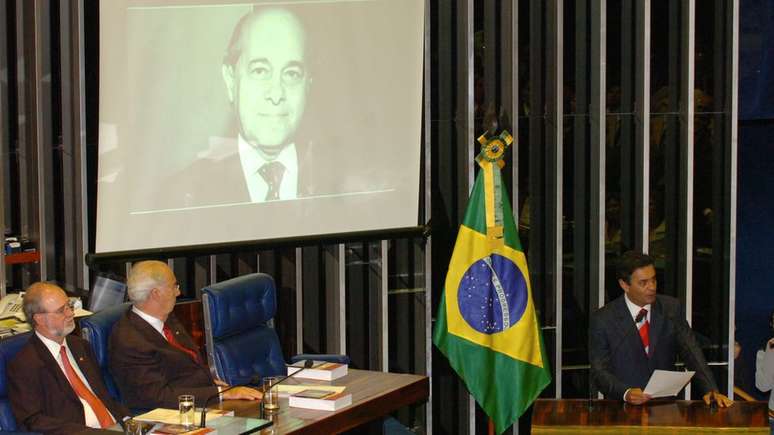 Em foto de 2010, A&eacute;cio participa de sess&atilde;o solene em homenagem ao centen&aacute;rio de Tancredo Neves na C&acirc;mara dos Deputados