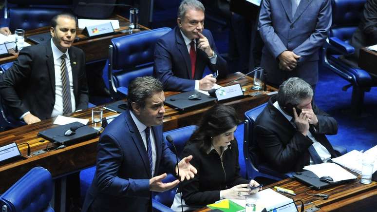 A&eacute;cio em sess&atilde;o final de julgamento do impeachment de Dilma Rousseff; o mineiro foi um dos principais nomes a protagonizar o processo