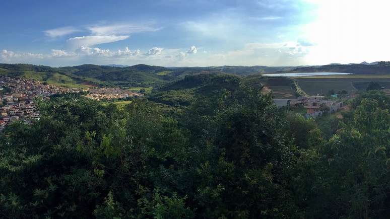 Vista de Congonhas ao lado da barragem; casas mais próximas estão a apenas 250 metros das paredes da barragem