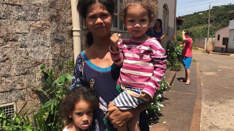 Adilene e as filhas moram em um dos bairros mais próximos à barragem