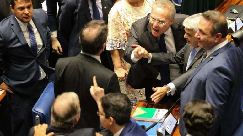 Renan Calheiros e Tasso Jereissati (de costas) com o dedo em riste, na tarde de sexta (01)