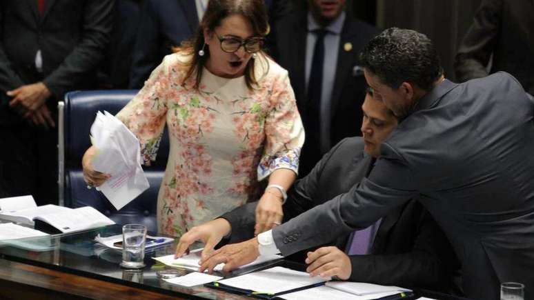 O momento em que K&aacute;tia Abreu (PDT-TO) toma a pasta da mesa do Senado de Davi Alcolumbre (DEM-AP)