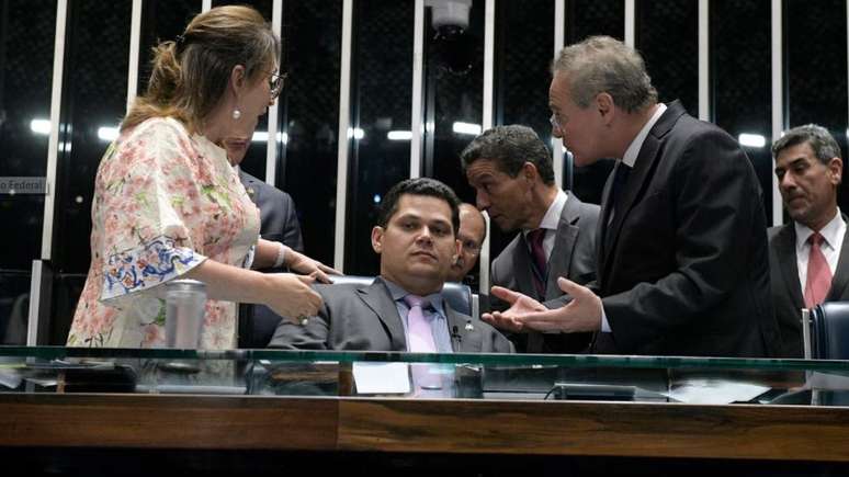 A sessão de sexta foi presidida por Alcolumbre (centro), sob protestos de Calheiros (dir.) e Kátia Abreu (esq.)