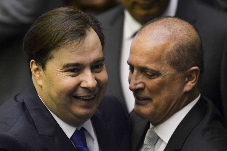 O presidente reeleito da Câmara, Rodrigo Maia (DEM-RJ) (à direita) e Onyx; estratégia de articulação do ministro, que não apoiava Maia, irritou até correligionários