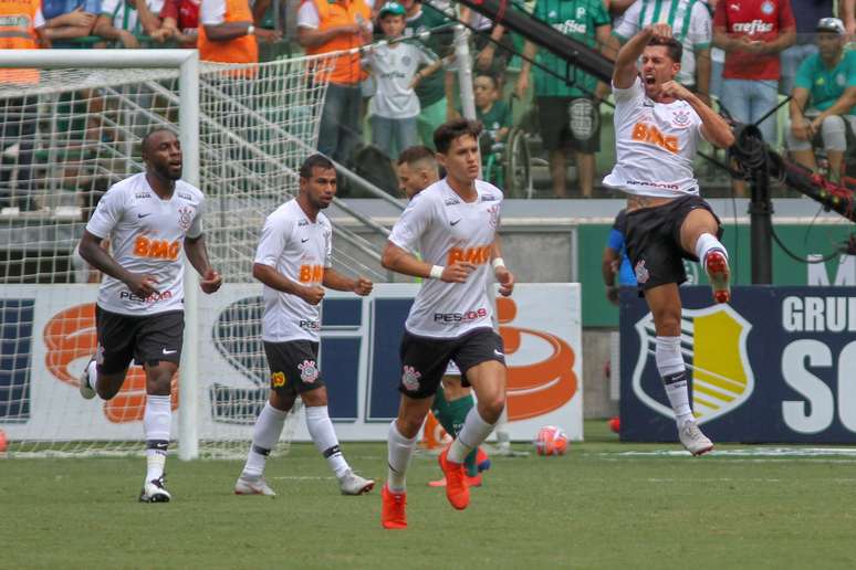 Danilo Avelar comemora seu gol contra o Palmerias