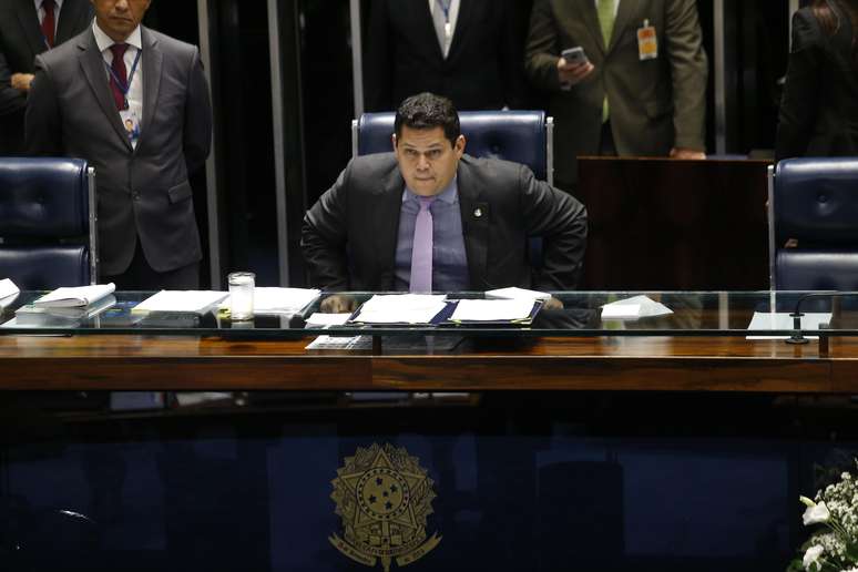 O senador Davi Alcolumbre (DEM-AP), presidente da Casa em exercício, no plenário do Senado, em Brasília