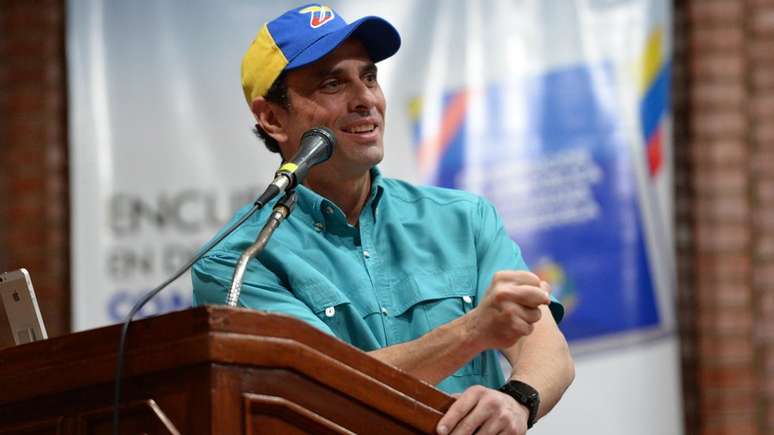 Após aparente hesitação inicial, Henrique Capriles declarou 'apoio inequívoco' a Guaidó