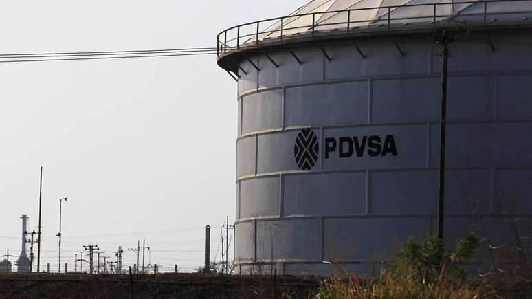 O disputa entre grupos pol&iacute;ticos pelo controle da ind&uacute;stria de petr&oacute;leo est&aacute; na origem da fratura da sociedade venezuelana entre chavistas e antichavistas