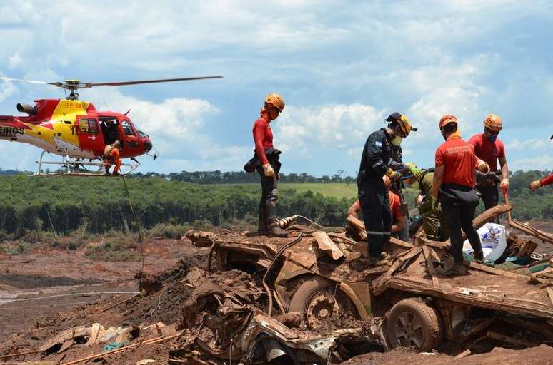 Escombros de casas e máquinas são encontrados no local da tragédia. 