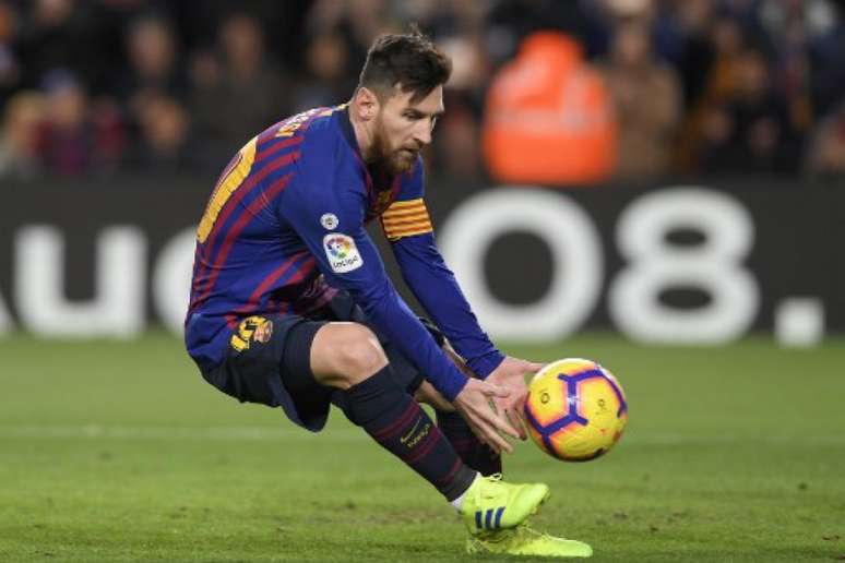 Messi recebeu um tostão contra o Valencia e preocupa no Barcelona (Foto: Lluis Gene / AFP)