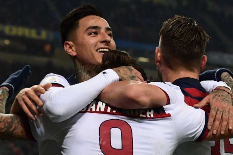 Santander comemora o seu gol com os companheiros de Bologna (Foto: Miguel Medina / AFP)