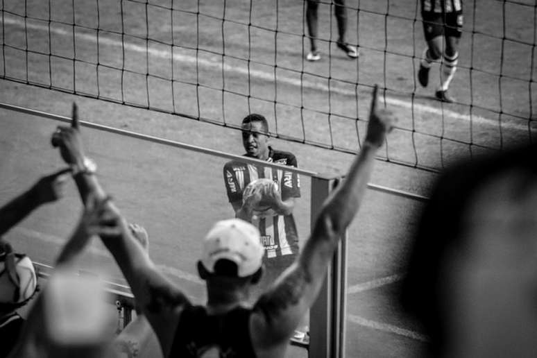 Alerrandro comemorou o primeiro gol como profissional homenageando a filha Emanuelly- Bruno Cantini/Atlético-MG