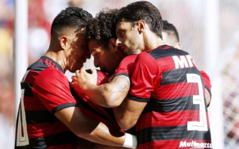 Rubro-negros comemoram um dos gols marcados no Maracanã, neste domingo (Foto: Úrsula Nery/FERJ/Divulgação)