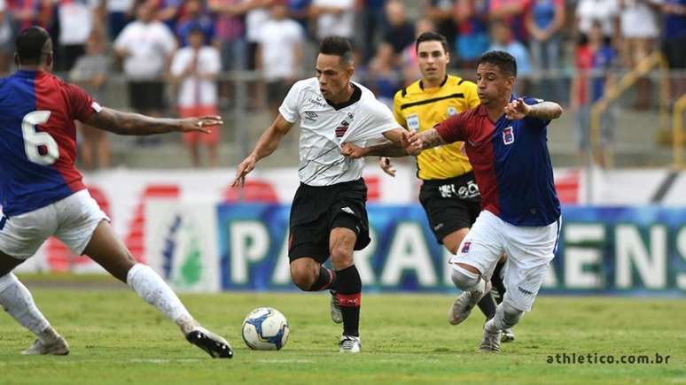 Os dois times lamentaram o resultado na Vila Capanema (Foto: Miguel Locatelli/ Site oficial)