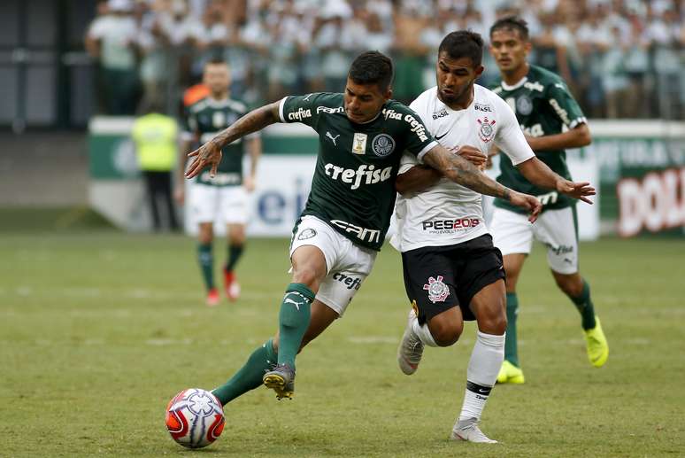 Dudu e Sornoza disputam bola no clássico entre Corinthians e Palmeiras