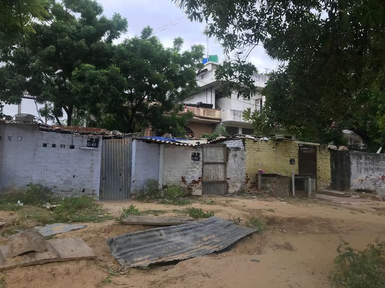 Moradias da pris&atilde;o, e por tr&aacute;s delas, uma &aacute;rea residencial comum da cidade