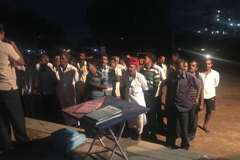 &Agrave; noite, todos os prisioneiros devem responder a uma chamada na pris&atilde;o