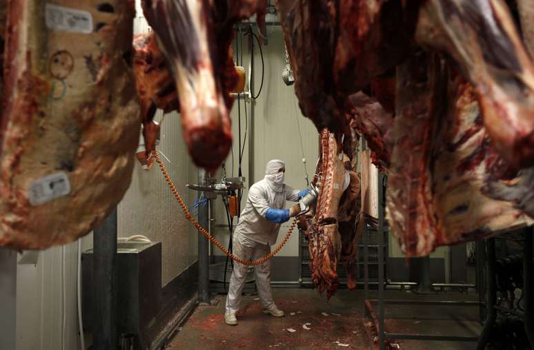 Trabalhador corta carnes em frigorífico
17/07/2013
REUTERS/Kacper Pempel