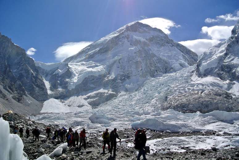 Alpinistas caminham nos arredores do Monte Everest, no Himalaia
27/04/2019
REUTERS/Phurba Tenjing Sherpa