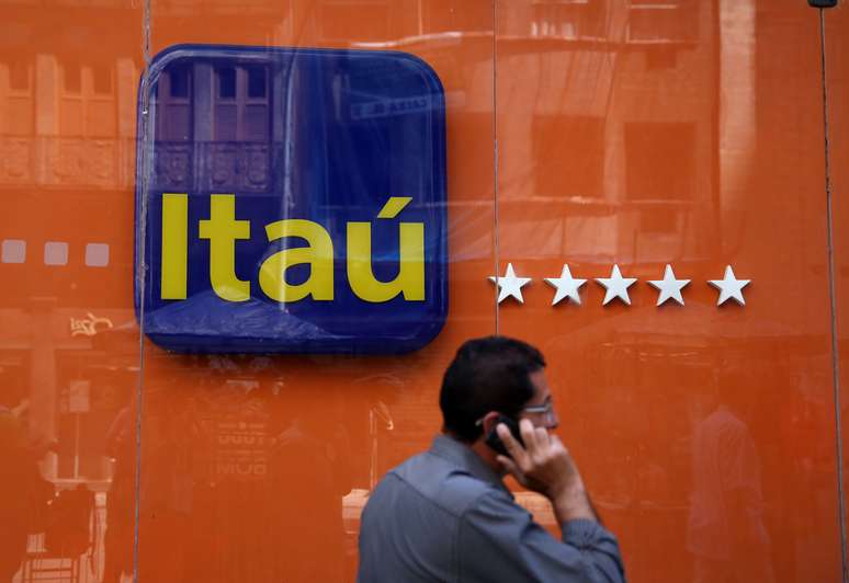 Homem passa em frente a agência do Itaú Unibanco no Rio de Janeiro. 6/09/2017. REUTERS/Pilar Olivares.