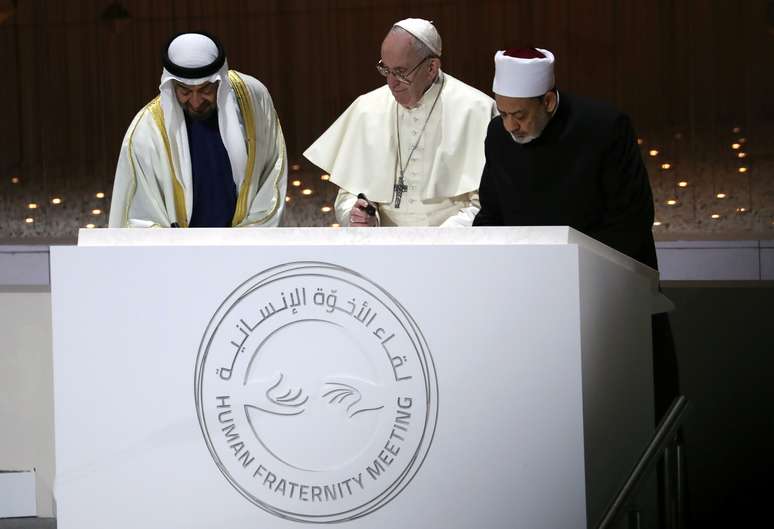 Papa Francisco, pr&iacute;ncipe herdeiro de Abu Dhabi, Mohammed bin Zayed Al-Nahyan, e o grande im&atilde; da mesquita eg&iacute;pcia de Al-Azhar, xeique Ahmed al-Tayeb
04/02/2019
REUTERS/Tony Gentile
