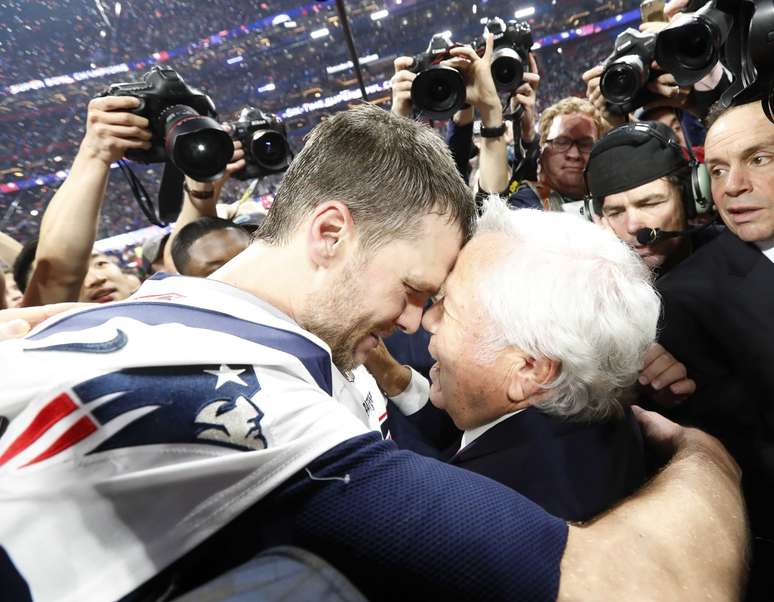 Brady abraça dono do time New England Patriots