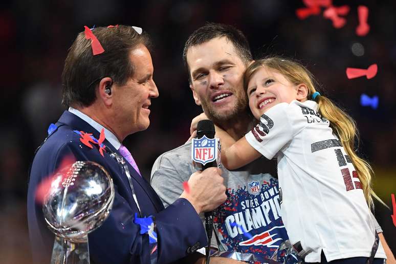 Tom Brady dá entrevista na comemoração do título com a filha