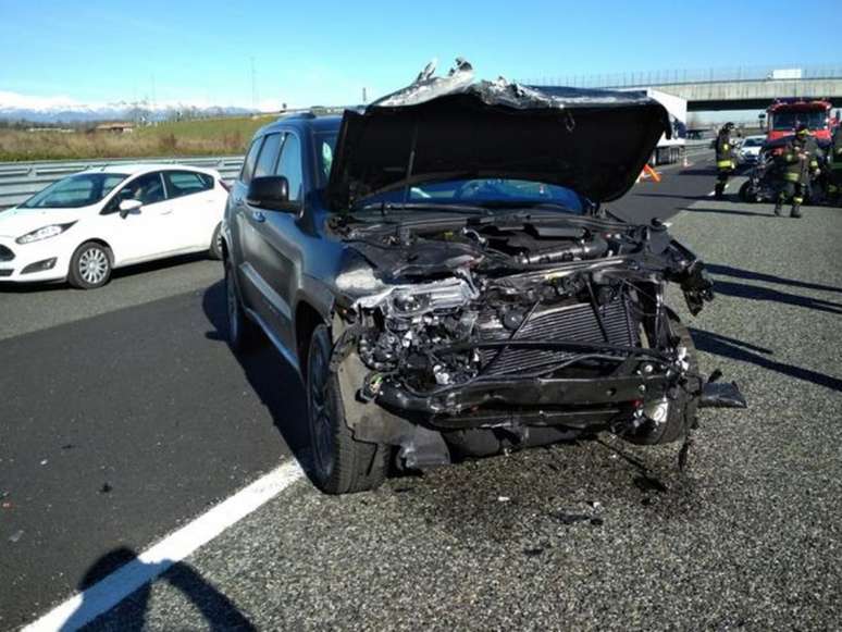 Carro de Douglas Costa ficou com a frente destruída (Foto: Reprodução /Corriere della Sera)