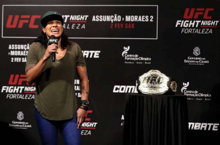 Amanda Nunes é campeã dupla do UFC e afirmou o desejo de se aposentar ainda em 2019 (Foto: Getty Images / UFC)