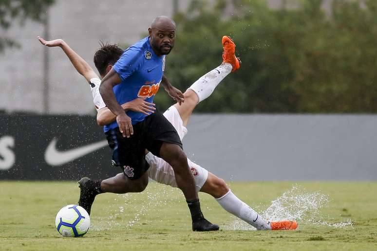 Vagner Love durante o jogo-treino do Corinthians contra a equipe do Desportivo Brasil