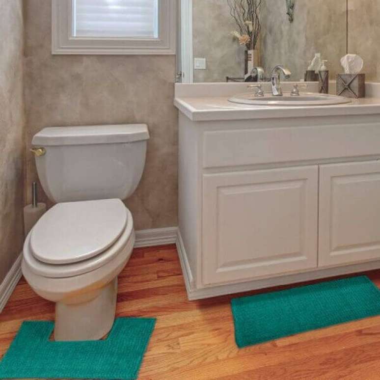 9- O tapete para banheiro deve ter as dimensões adequadas ao espaço do ambiente. Fonte: Mobly