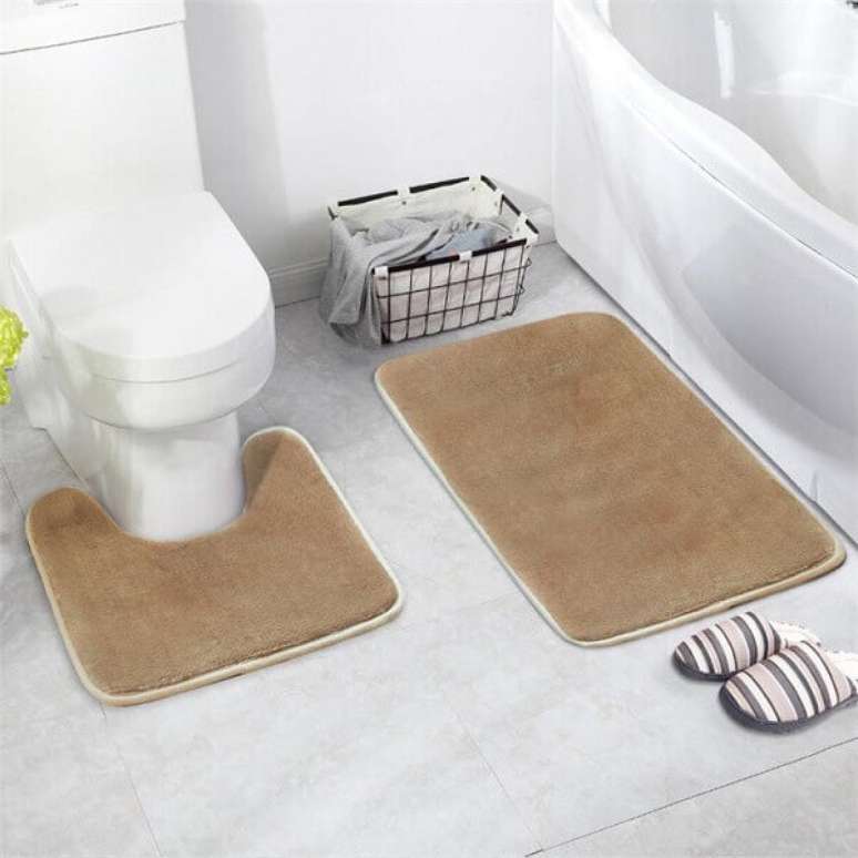 12- O conjunto de tapetes para banheiro protege os pés das temperaturas frias do piso. Fonte: DHgate