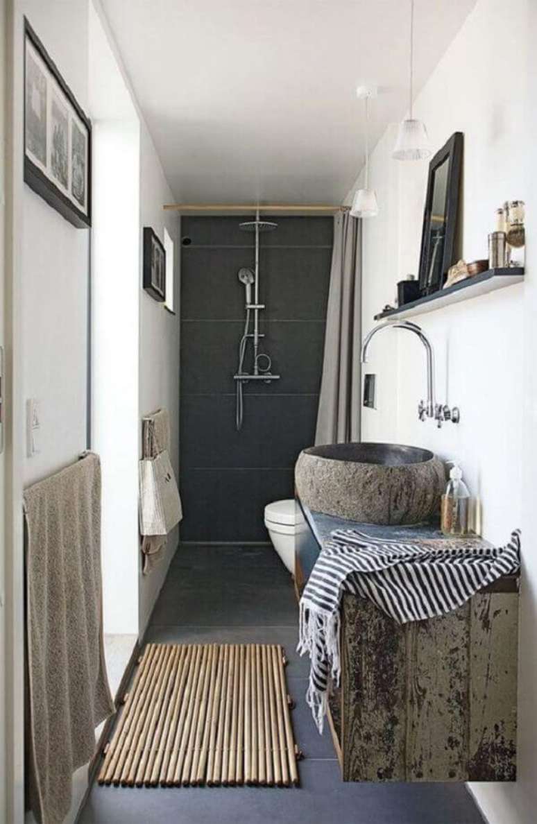 17- O tapete para banheiro tipo esteira de bambu decora o ambiente rústico e moderno. Fonte: Pinterest