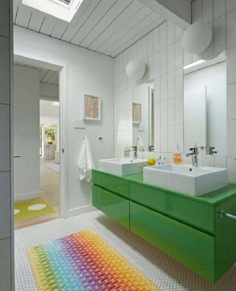 8- O tapete para banheiro é uma peça decorativa que realça a beleza do ambiente. Fonte: Pinterest