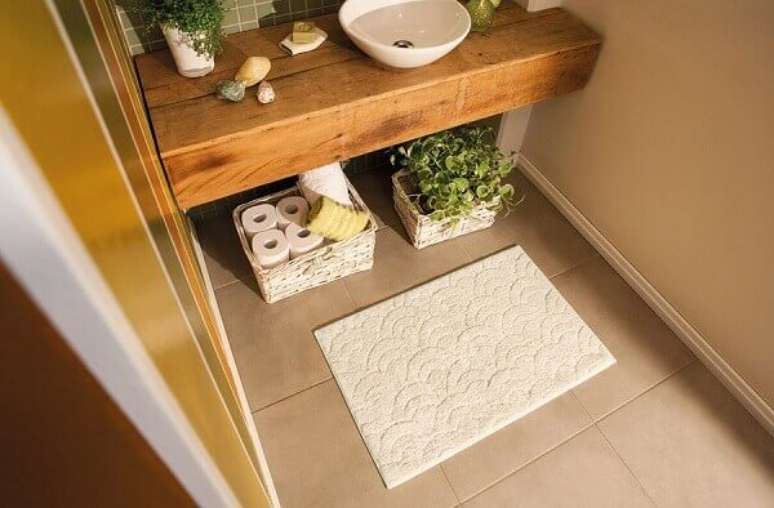 14- O tapete para banheiro utilizado no lavabo tem a fun&ccedil;&atilde;o de evitar pingos de &aacute;gua no ch&atilde;o. Fonte: Lojas Varal