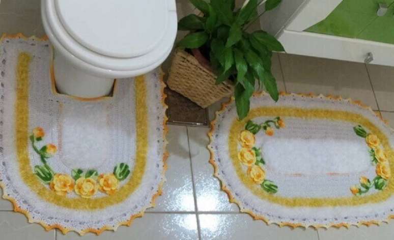 18- O tapete para banheiro tem aplicação de flores de crochê. Fonte: Pinterest