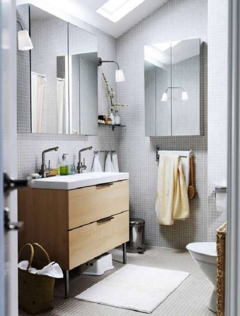 62- O tapete para banheiro na cor clara combina com a bancada da pia. Fonte: Pinterest