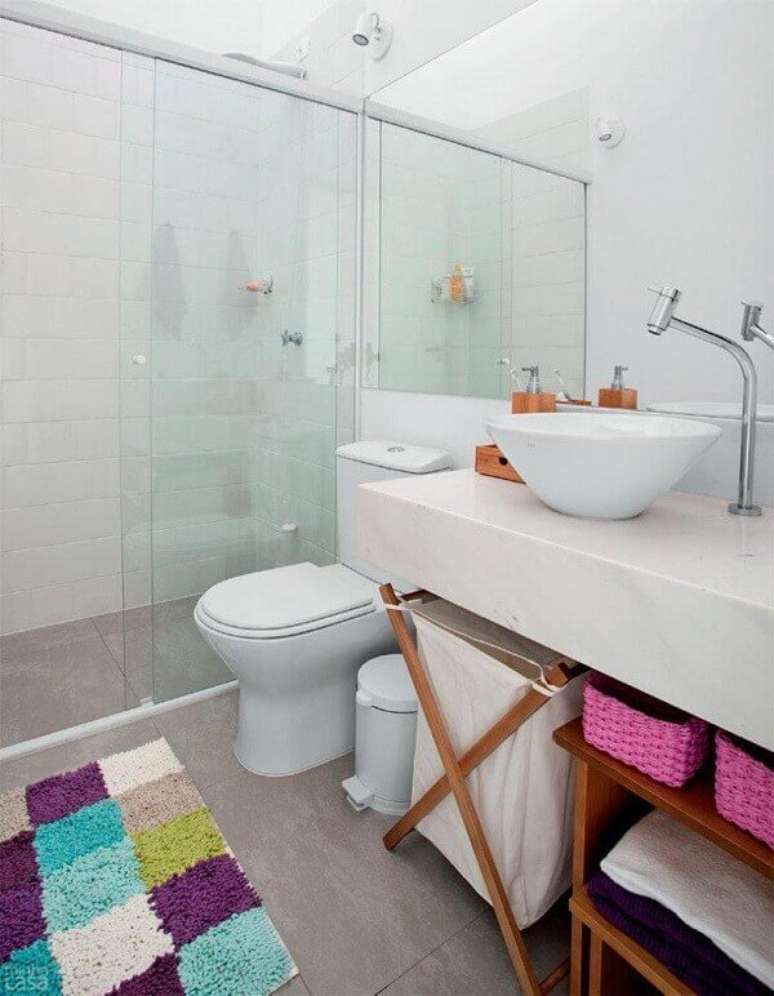 16- O tapete para banheiro colorido decora o ambiente branco. Fonte: Pinterest