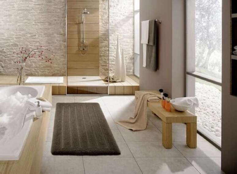 42- O tapete para banheiro foi colocado ao lado da banheira e próximo ao box. Fonte: Marriagevine