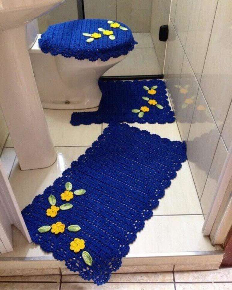 28- O tapete de crochê para banheiro pode ser executado em diversas cores. Fonte: Tua Casa