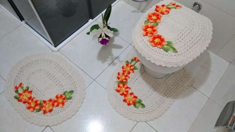 29- O tapete de crochê para banheiro utiliza barbante na cor cru para confeccionar as peças. Fonte: Artes De Crochê – Loja Integrada