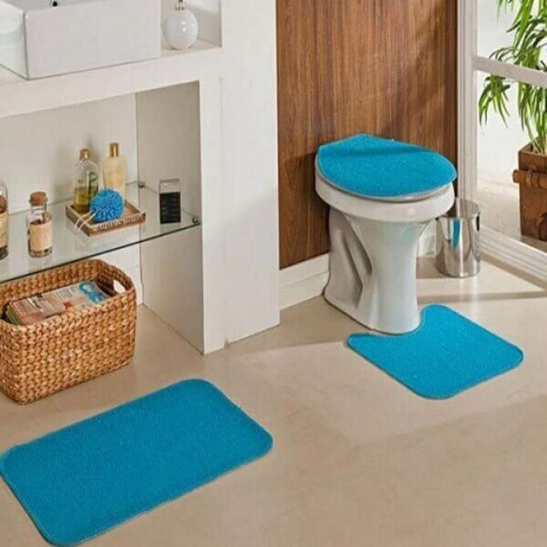 35- O conjunto de tapete para banheiro complementa a decoração com cores vibrantes. Fonte: Ponto Frio