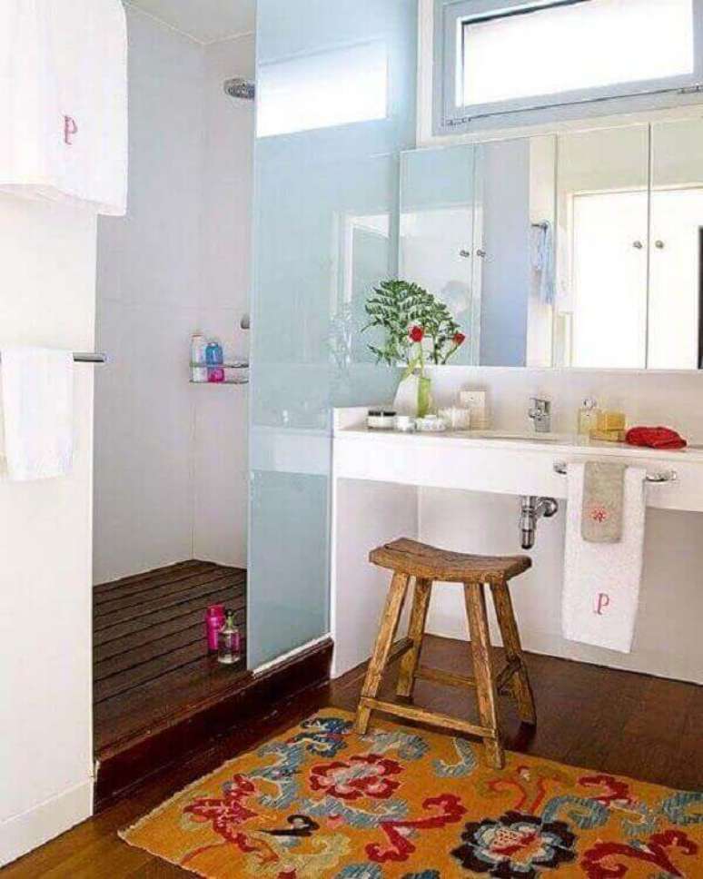 21- O assoalho de madeira &eacute; protegido pelo tapete pr&oacute;ximo a pia. Fonte: Pinterest