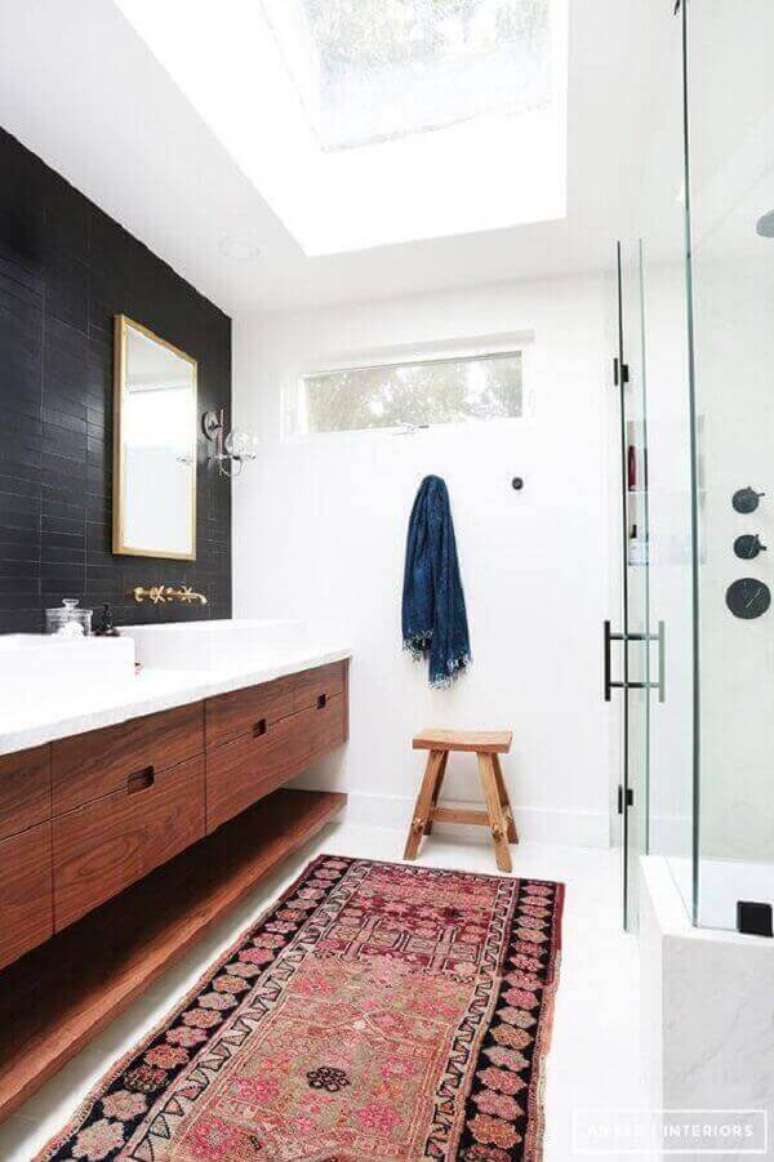 22- A passadeira é um tipo de tapete para banheiro que tem o comprimento da bancada. Fonte: Pinterest