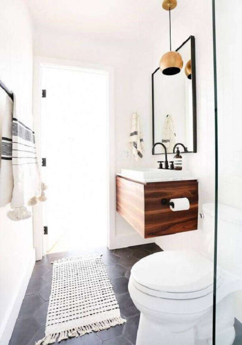 23- O tapete para banheiro de crochê na cor branca combina com o estilo clean do ambiente. Fonte: Pinterest