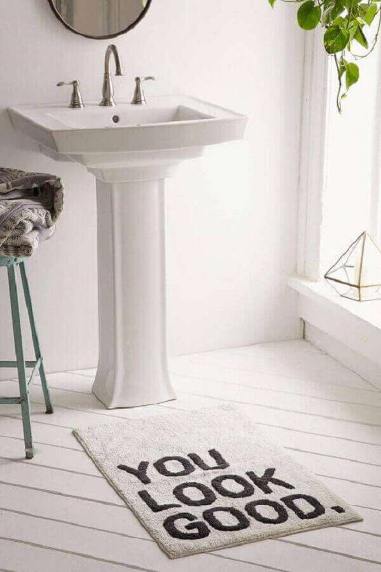 24- Você pode encontrar no mercado tapete de banheiro em estilo moderno para decorar o seu ambiente. Fonte: Pinterest