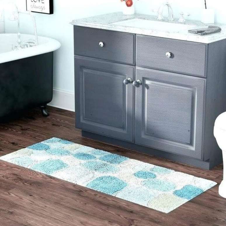 40- O tapete para banheiro retangular na cor clara ajuda a abrir o ambiente. Fonte: Bathroom Ideas